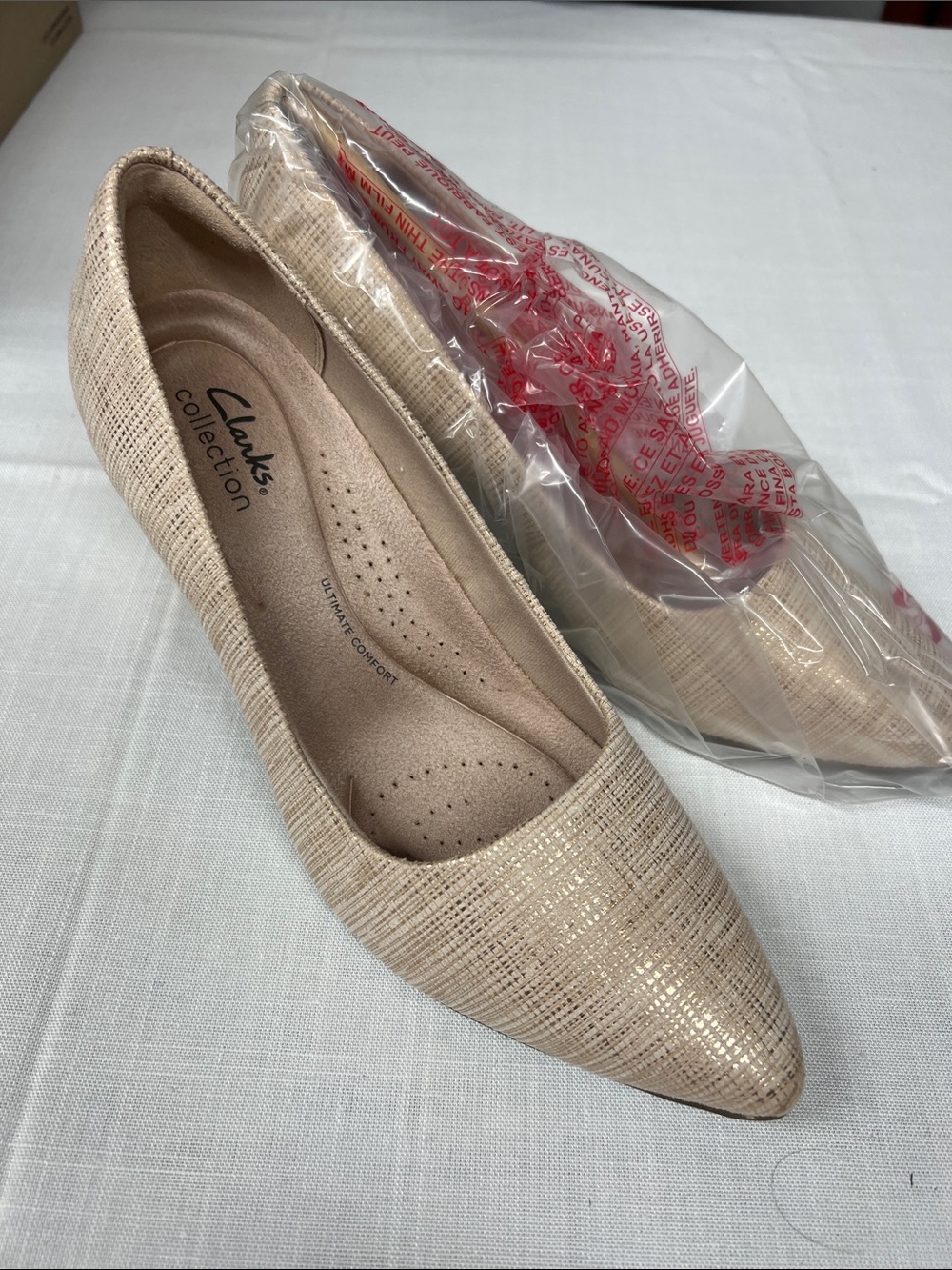 Clarks Women's Leather Pointed Toe heels in Beige Metallic